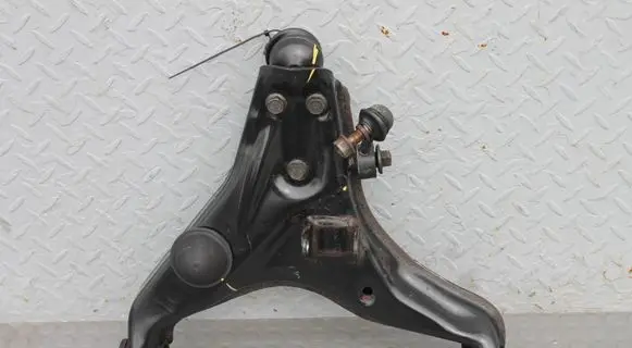Mitsubishi L200 Front lower control arm/wishbone MITSUBISHI4013A647 4013A647