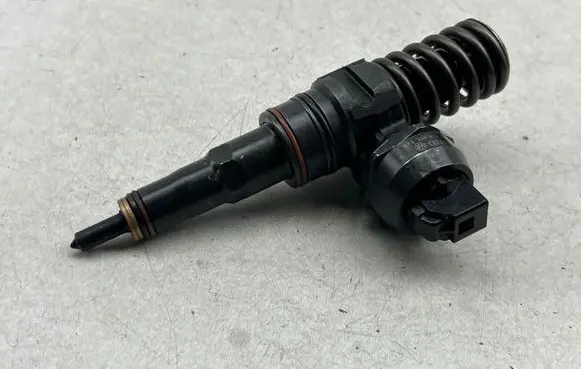 Volkswagen Golf IV Fuel injector 045130073T