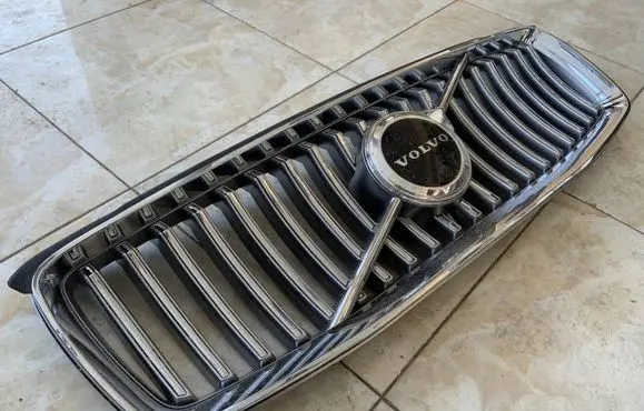 Volvo XC90 Front bumper upper radiator grill 32365192 32365190