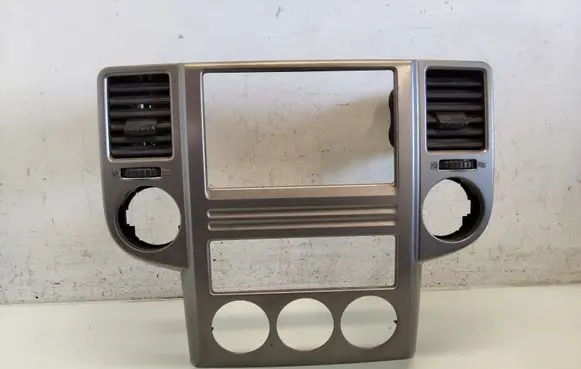 Nissan X-Trail T30 Radio/GPS head unit trim 68260EQ100