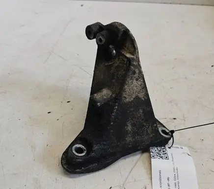 Engine mounting bracket