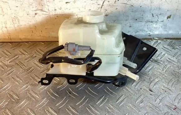 Lexus RX 450H Brake fluid reservoir 240400