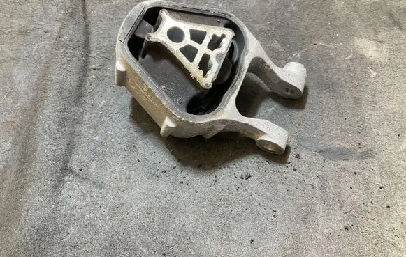 Volvo XC40 Engine mount bracket 32380026