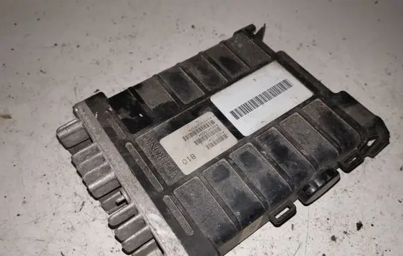 Volkswagen PASSAT B3 Engine control unit/module 443907311B 0261200261