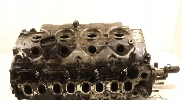 Toyota Avensis T250 Engine head E1CDC90