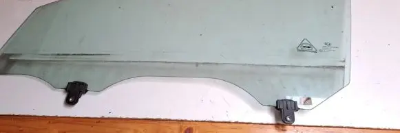 KIA Sportage Front door window glass four-door