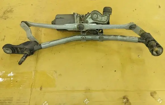 Renault Clio III Front wiper linkage 