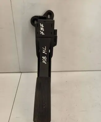 Mercedes-Benz ML W164 Accelerator throttle pedal A1643000004 170305 ZGS008
