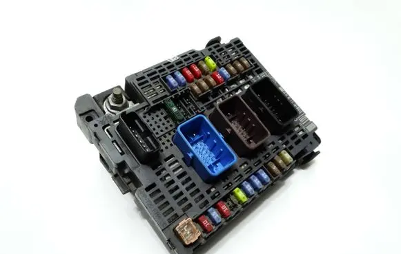 Peugeot 508 Fuse module 9677987580
