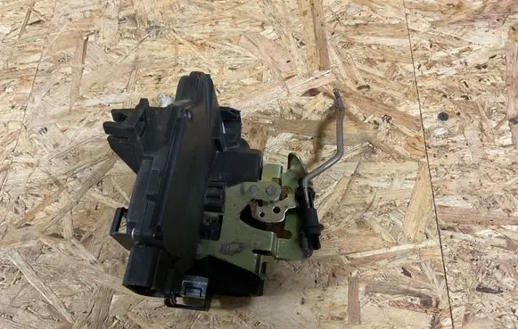 Audi A6 S6 C5 4B Front door lock PA6630FV