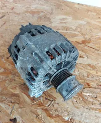 Volkswagen Golf VII Generator/alternator 04C903023M