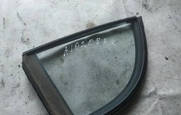 Rear vent window glass