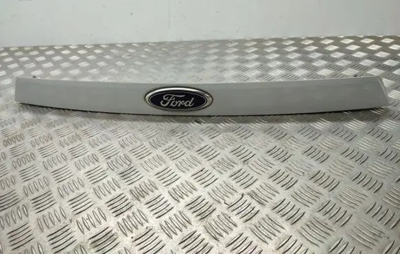 Trunk door license plate light bar
