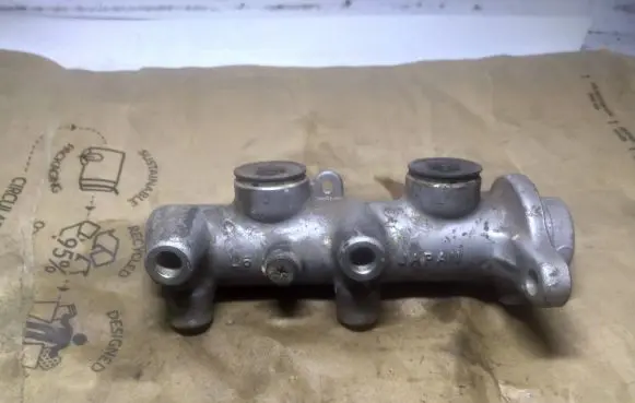 Subaru Legacy Master brake cylinder 9077
