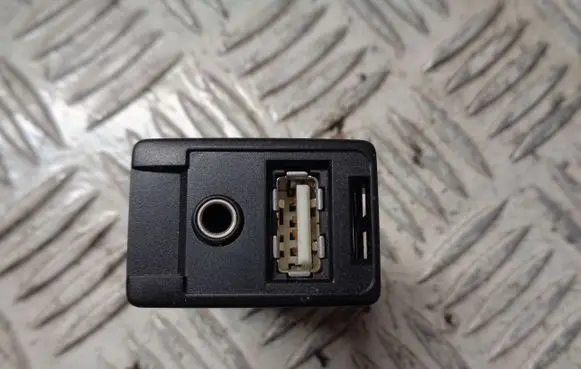 Toyota Yaris USB socket connector 650087 8619000D060