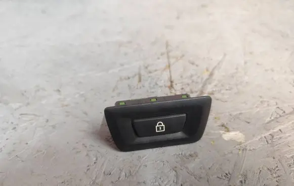 BMW 3 F30 F35 F31 Tailgate/boot open switch button 9162644
