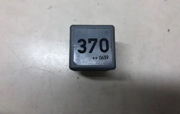 Audi A6 S6 C6 4F Other relay 8D0951253