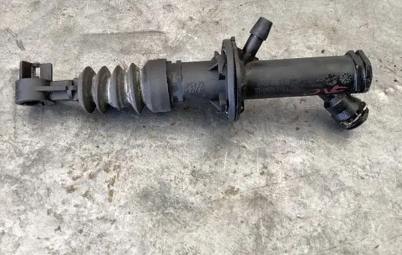 Clutch slave cylinder