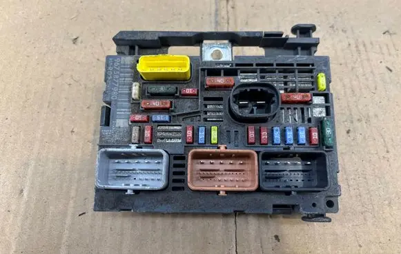 Citroen C4 I Picasso Fuse box set 9675877980