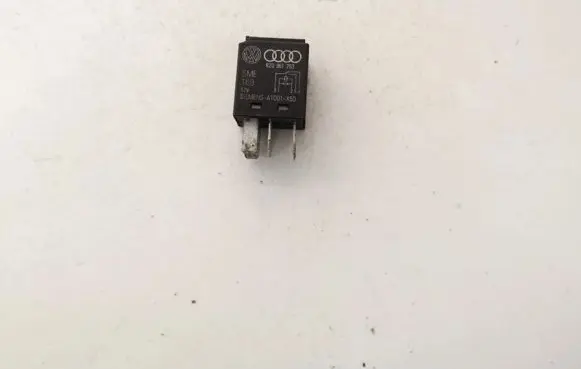 Volkswagen PASSAT B4 Other relay 8z0951253