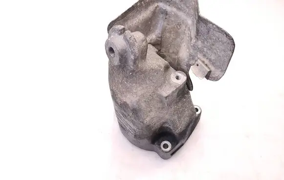 Engine mounting bracket