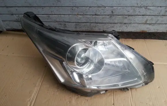 Toyota Avensis T270 Headlight/headlamp