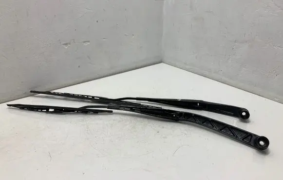 Hyundai i10 Front wiper blade arm 21B24