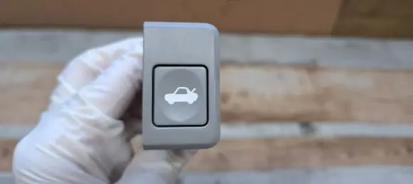 KIA Cerato Tailgate opening switch 621W10190 025917774970