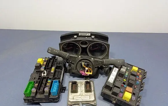Opel Zafira B Engine control unit/module ECU 12992406