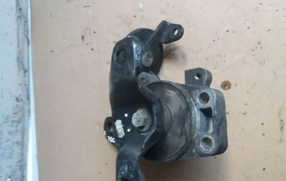 Ford Mondeo Mk III Engine mount bracket
