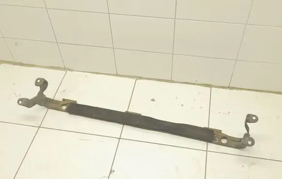 Fuel tank mounting bracket