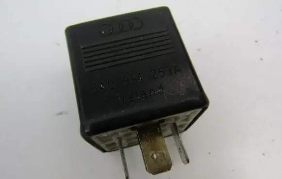 Volkswagen PASSAT B5.5 Other relay 8A0951253A