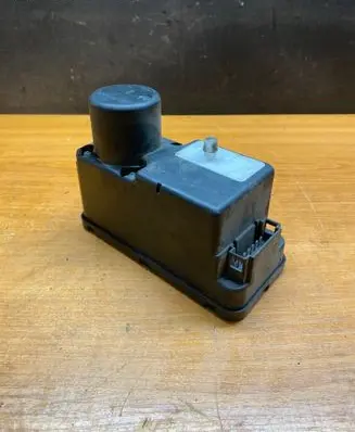 Volkswagen Golf III Central locking vacuum pump 1H0962257G