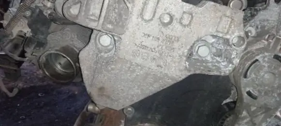 Engine mounting bracket