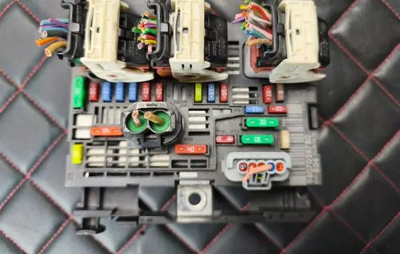 Peugeot 308 BSM Control unit 9807028780