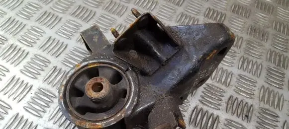 Mazda 626 Engine mount bracket
