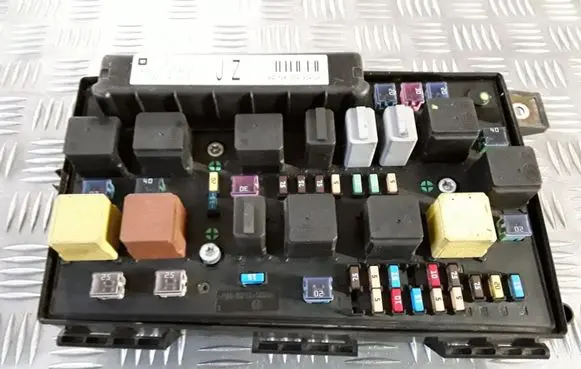 Opel Zafira B Fuse module 13250231 5DK00946420