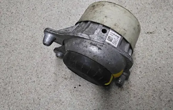 Mercedes-Benz C AMG W205 Engine mount bracket A2052404600