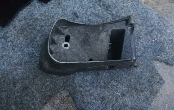 Volvo V70 Engine mounting bracket