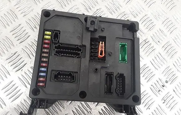 Ford Galaxy Fuse module 96011571