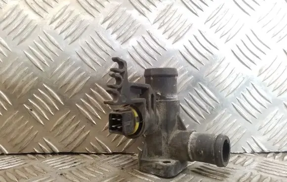 Volkswagen PASSAT B4 Engine coolant pipe/hose 037121133F