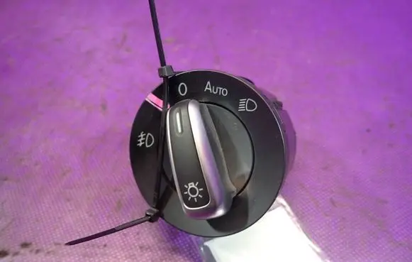 Volkswagen PASSAT CC Light switch 