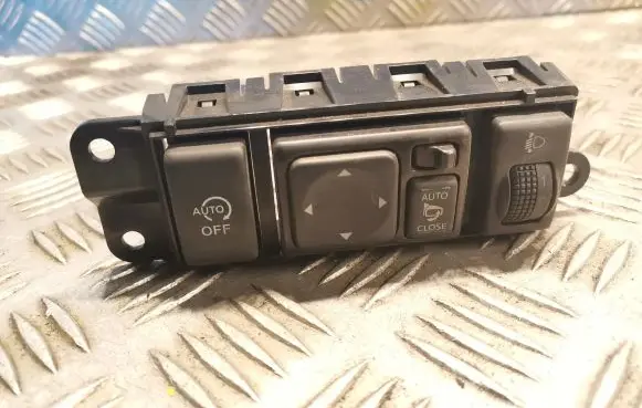 Nissan Juke I F15 Wing mirror switch 681RUBV80A