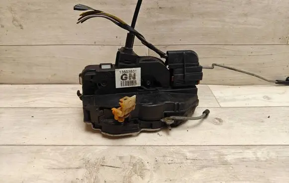 Opel Insignia A Front door lock 13503801