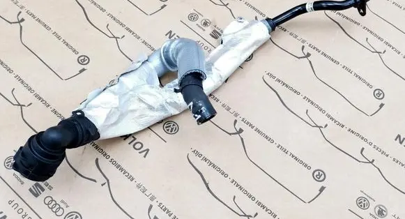 Volkswagen Golf VII Engine coolant pipe/hose 06K121065R