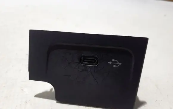 Mercedes-Benz C W206 USB socket connector A2068203101