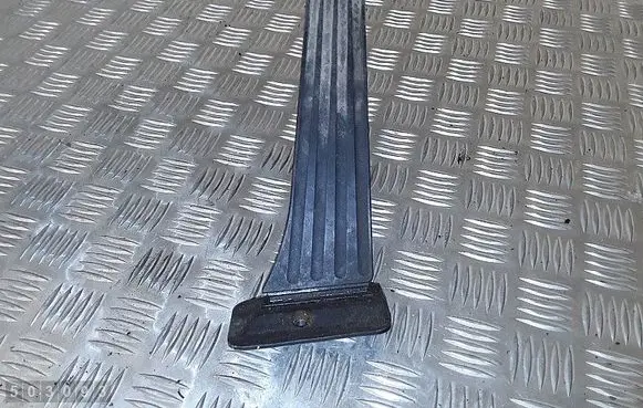 Accelerator throttle pedal