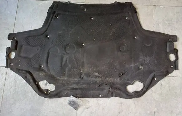 Engine bonnet/hood sound/heat insulation