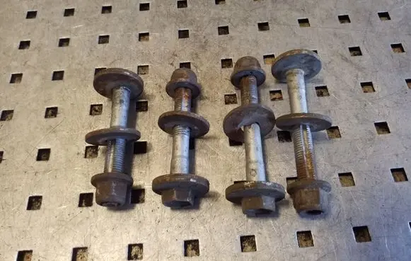 Volkswagen PASSAT B7 Rear suspension camber bolt 