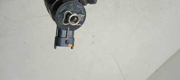Opel Vivaro Fuel injector 0445110546